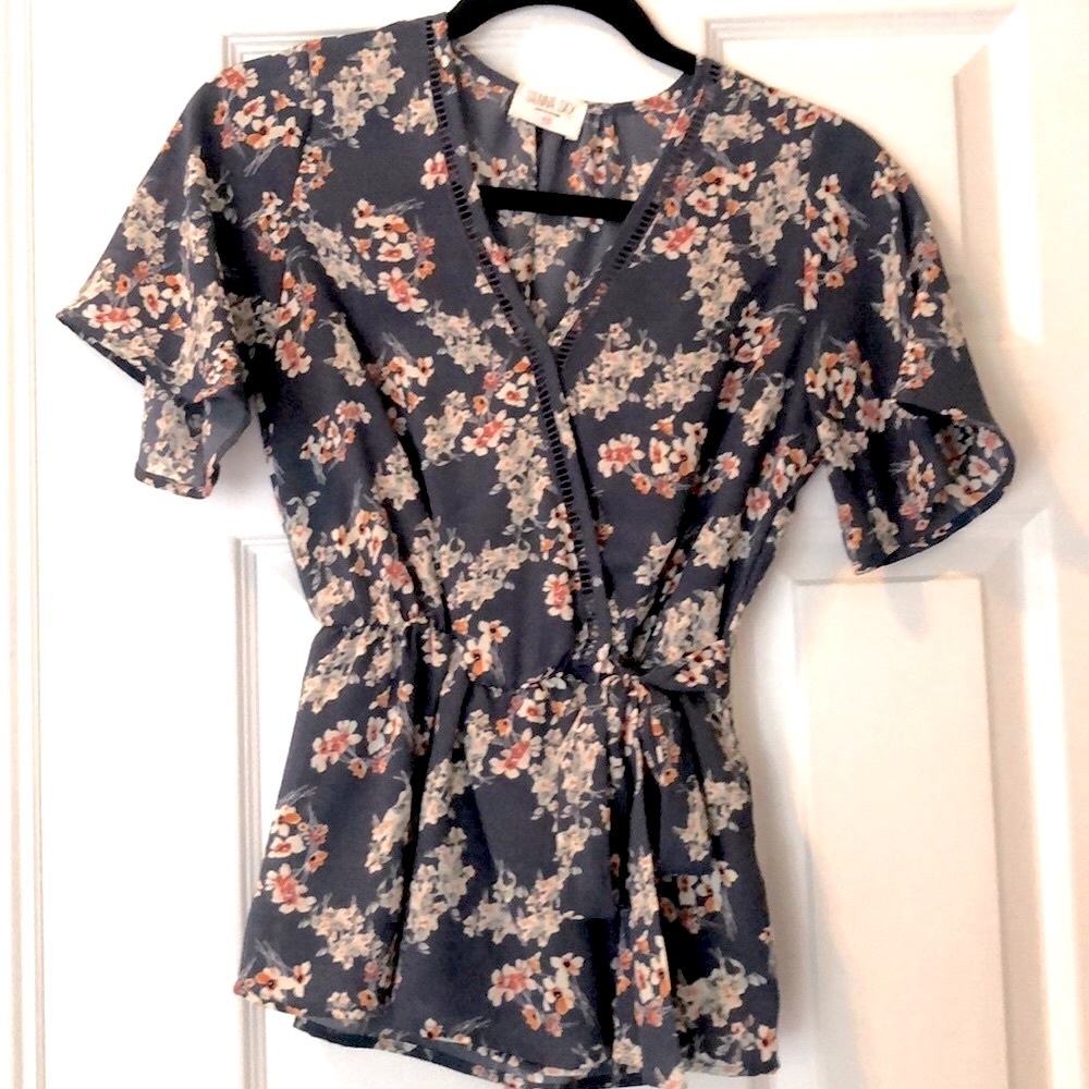 Cute wrap top sz xs